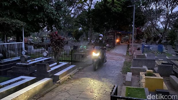 Jalan di area TPU Sirnaraga Bandung.