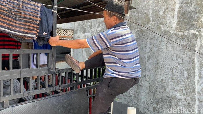 Jalan yang ditempuh keluarga Mursideh untuk masuk rumah, gara-gara jalan yang lumrah kini ditembok oleh tetangganya. 4 Agustus 2022. (Mulia Budi/detikcom)