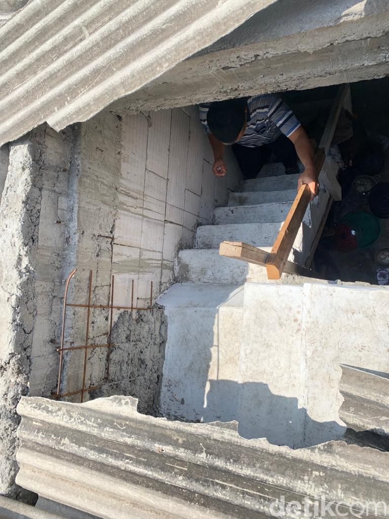 Jalan yang ditempuh keluarga Mursideh untuk masuk rumah, gara-gara jalan yang lumrah kini ditembok oleh tetangganya. 4 Agustus 2022. (Mulia Budi/detikcom)