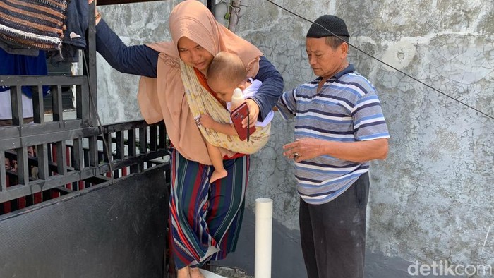 Jalan yang ditempuh keluarga Mursideh untuk masuk rumah, gara-gara jalan yang lumrah kini ditembok oleh tetangganya. 4 Agustus 2022. (Mulia Budi/detikcom) Jalan yang ditempuh keluarga Mursideh untuk masuk rumah, gara-gara jalan yang lumrah kini ditembok oleh tetangganya. 4 Agustus 2022. (Mulia Budi/detikcom)