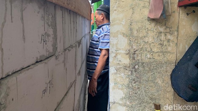 Jalan yang ditempuh keluarga Mursideh untuk masuk rumah, gara-gara jalan yang lumrah kini ditembok oleh tetangganya. 4 Agustus 2022. (Mulia Budi/detikcom)