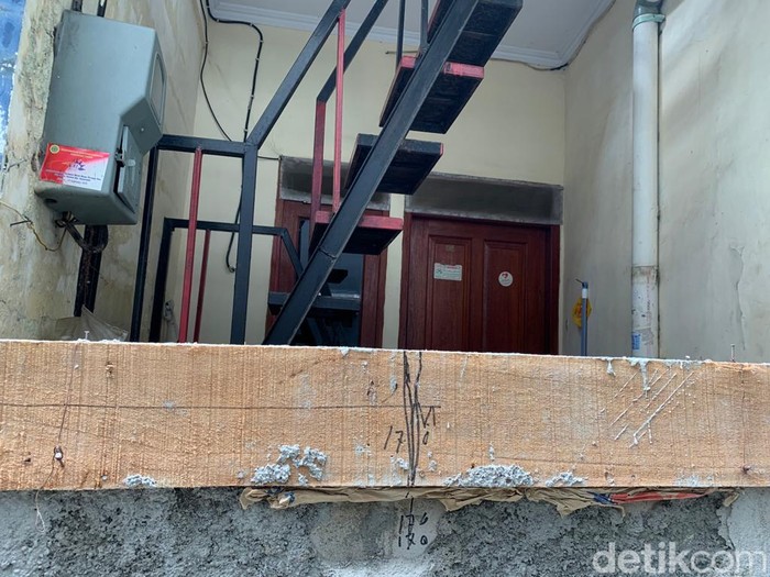 Jalan yang ditempuh keluarga Mursideh untuk masuk rumah, gara-gara jalan yang lumrah kini ditembok oleh tetangganya. 4 Agustus 2022. (Mulia Budi/detikcom)