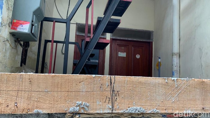 Jalan yang ditempuh keluarga Mursideh untuk masuk rumah, gara-gara jalan yang lumrah kini ditembok oleh tetangganya. 4 Agustus 2022. (Mulia Budi/detikcom)