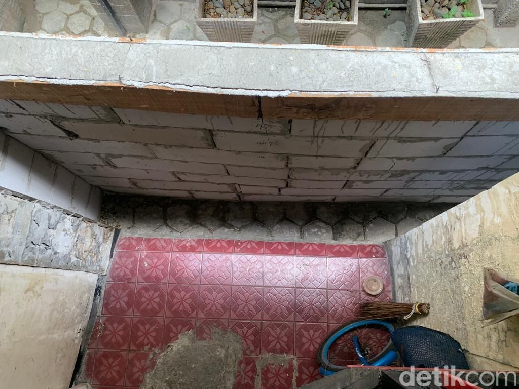 Jalan yang ditempuh keluarga Mursideh untuk masuk rumah, gara-gara jalan yang lumrah kini ditembok oleh tetangganya. 4 Agustus 2022. (Mulia Budi/detikcom)