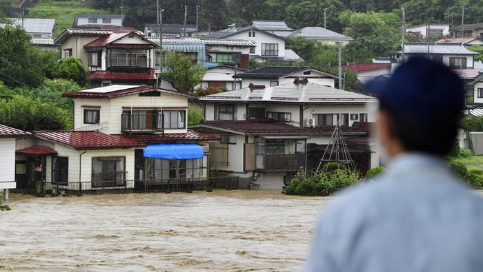 Jepang Dilanda Banjir Bandang, Ribuan Orang Diperintahkan Mengungsi A view shows a submerged residential area caused by a flood of the Mogami river, in Oe town, Yamagata prefecture, Japan August 4, 2022, in this photo taken by Kyodo Mandatory credit Kyodo via REUTERS ATTENTION EDITORS - THIS IMAGE WAS PROVIDED BY A THIRD PARTY. MANDATORY CREDIT. JAPAN OUT. NO COMMERCIAL OR EDITORIAL SALES IN JAPAN