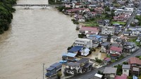 Foto udara menunjukkan cakupan banjir bandang di Yamagata. Badan Penanggulangan Bencana dan Kebakaran meminta sekitar 500.000 orang untuk mengungsi di prefektur Niigata, Ishikawa dan Yamagata. Hingga saat ini belum ada laporan mengenai korban jiwa akibat banjir.