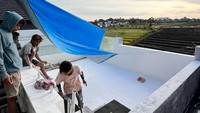 Tampak para pekerja tengah membuat sebuah tempat di bagian atas rumah Jessica Iskandar yang punya pemandangan pesawahan. Foto: dok instagram inijedar
