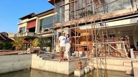 Jessica Iskandar dan Vincent Verhaag memperlihatkan bagian belakang rumahnya. Foto: dok instagram inijedar