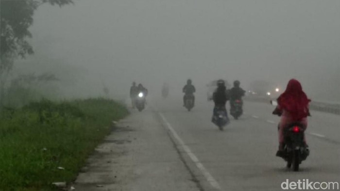 Kabut tebal menyelimuti Pekanbaru, pagi tadi.