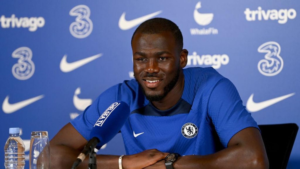 Kalidou Koulibaly janjikan trofi di musim pertamanya (Chelsea FC via Getty Images/Darren Walsh)