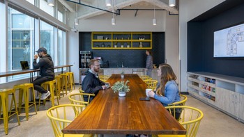 Karyawan PayPal tampak senang diskusi di mana saja. Foto: Office Snapshot