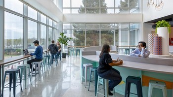 Terdiri dari 6 bangunan, misinya adalah untuk memberi ruang laus dan tidak bersekat agar pegawai lebih berkolaborasi dan juga inklusif untuk mendorong inovasi. Foto: Office Snapshot