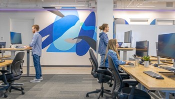 Ruang kerja utama yang tidak ada sekatnya. Foto: Office Snapshot