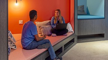 Beberapa ruang juga disediakan untuk berdiskusi santai antar pegawai seperti ini. Foto: Office Snapshot