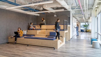 Banyak ruangan yang bisa dimanfaatkan pegawai untuk ganti suasana bekerja. Foto: Office Snapshot