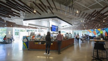 Kantinnya juga sangat luas dan menarik. Foto: Office Snapshot