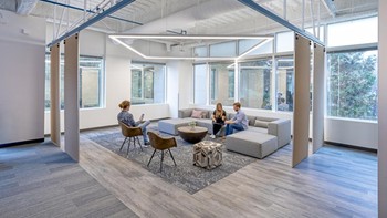 PayPal didirikan tahun 1998 dan kemudian dibeli oleh raksasa e-commerce eBay sneilai USD 1,5 miliar di tahun 2022. Ini kantor pusat mereka yang terletak di San Jose, Amerika Serikat. Foto: Office Snapshot