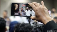 Selain itu, Sigit menjelaskan 25 personel itu telah diperiksa. Dia juga tidak menutup kemungkinan terkait proses pidana terkait kasus tersebut.