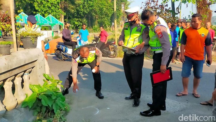 Polisi sedang melakukan olah TKP kecelakaan lalu lintas hingga menyebabkan korban jiwa di ruas jalan Dusun Prembulan, Kalurahan Pandowan, Kapanewon Galur, Kabupaten Kulon Progo, Daerah Istimewa Yogyakarta (DIY) Kamis (4/8/2022).