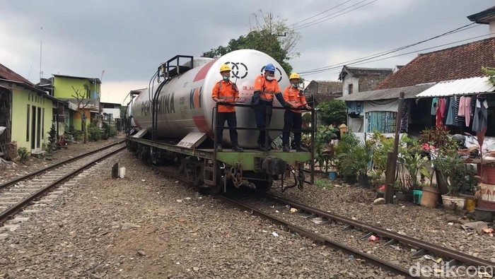 Kereta BBM di Malang