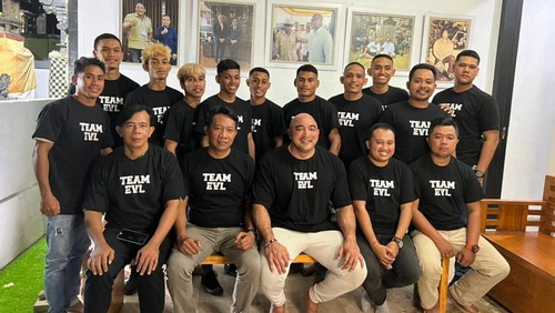 Ketua Pertina Bali Made Muliawan Arya (De Gadjah) bersama tim kejurnas tinju.