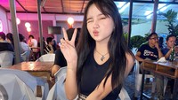 Kienzy Mylien sering membagikan momen kulinernya di Instagram. Seperti momennya menikmati sushi satu ini. Foto: Instagram @kienzy.mylien02