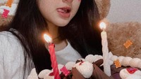 Momen ulang tahunnya dengan cake cokelat juga sempat dibagikan. Kienzy berpose imut dengan kue itu. Foto: Instagram @kienzy.mylien02