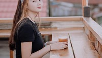 Tak hanya pose seksi, tapi Kienzy juga bisa berpose kalem dengan segelas kopi di hadapannya. Foto: Instagram @kienzy.mylien02