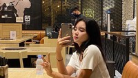 Saat bersantap di restoran Korean BBQ, Kienzy tak melupakan untuk berfoto dengan gaya mirror selfie. Tampaknya ia sedang menunggu pesanan dagingnya sampai. Foto: Instagram @kienzy.mylien02