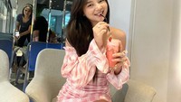 Tampaknya Kienzy suka berpose dengan minuman yang ia konsumsi. Ini momennya saat sedang menikmati segelas jus yang segar. Foto: Instagram @kienzy.mylien02