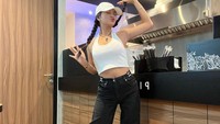 Saat nongkrong di kafe, Kienzy berpose keren si depan mini bar. Fotonya ini berhasil mencuri perhatian. Foto: Instagram @kienzy.mylien02