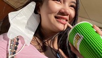 Momen lain dari Kienzy saat minum jus juga dibagikan olehnya. Ia membeli jus segar dari sebuah gerai terkenal yang banyak dijumpaindi mal. Foto: Instagram @kienzy.mylien02