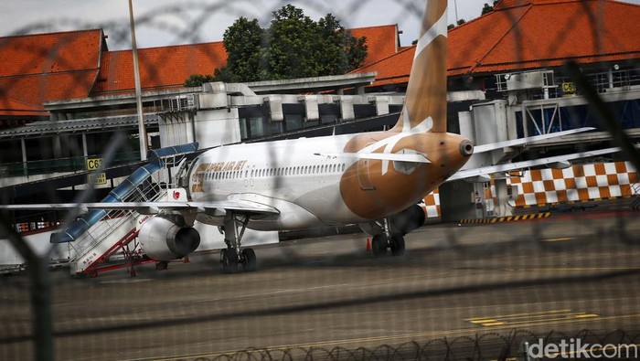 Kini Biaya Parkir Pesawat Gratis Bro... Kemenhub menggratiskan jasa Pendaratan, Penempatan dan Penyimpanan Pesawat Udara (PJP4U). Kebijakan ini berlaku di bandara kelolaan UPBU Kemenhub.