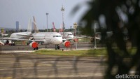 Sejumlah pesawat terparkir di Bandar Udara Soekarno Hatta, Tangerang, Banten, Kamis (4/8/2022).