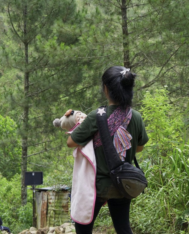 Wolipop sudah menghubungi Nia Vennya yang mengunggah video viral membawa bayi enam bulan naik gunung. Nia Vennya merupakan ibu dari bayi tersebut. Dia mengisahkan soal perjalanannya bersama anaknya, Rebeline Eleanor S atau Beline, yang berusia enam bulan, naik gunung.  Foto: Dok. TikTok @niavennya.