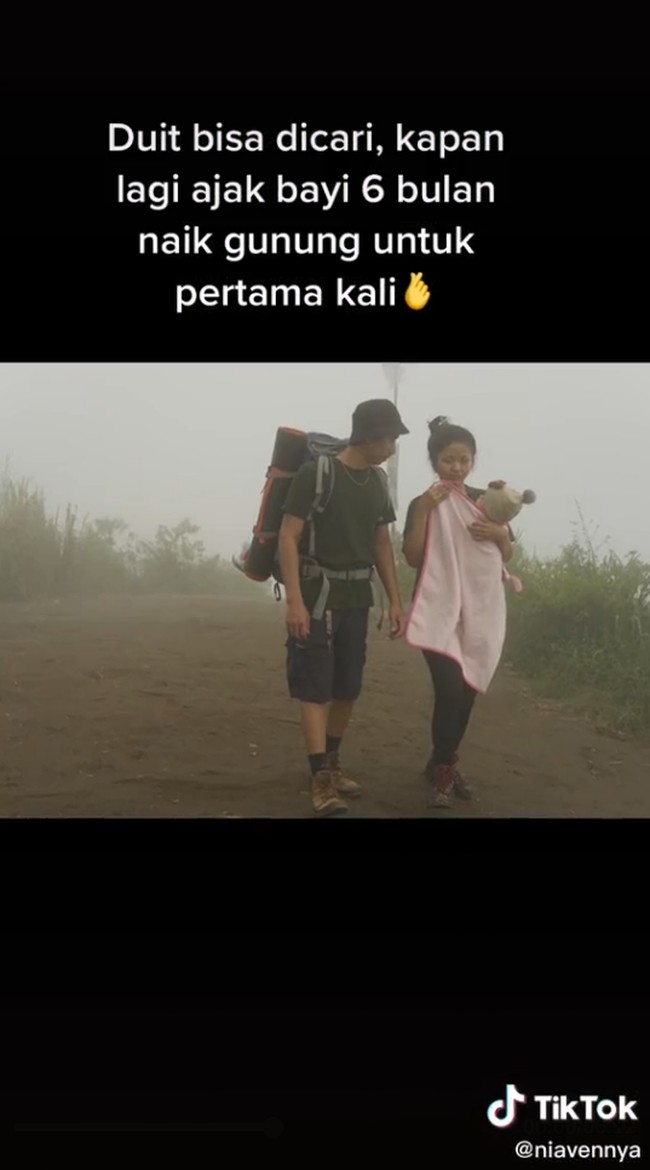 Kisah viral berawal dari postingan akun TikTok @niavennya. Ia memperlihatkan suasana gunung yang berkabut sambil menggendong anaknya. Duit bisa dicari, kapan lagi ajak bayi 6 bulan naik gunung untuk pertama kali, ucap akun TikTok @niavennya. Foto: Dok. TikTok @niavennya.