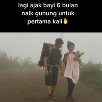 Kisah viral berawal dari postingan akun TikTok @niavennya. Ia memperlihatkan suasana gunung yang berkabut sambil menggendong anaknya. Duit bisa dicari, kapan lagi ajak bayi 6 bulan naik gunung untuk pertama kali, ucap akun TikTok @niavennya. Foto: Dok. TikTok @niavennya.