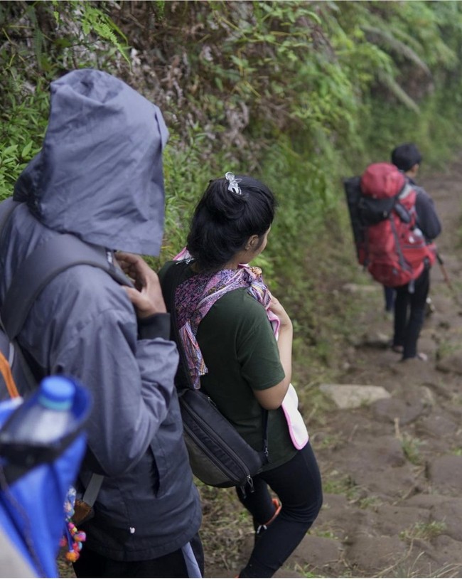 Unggahan ibu yang membawa anak usia enam bulan naik gunung itu sudah ditonton lebih dari 2,3 juta Views. Video tersebut mendapatkan beragam komentar dari warganet, yang isinya sebagian mengkritik sang ibu, sebagian salut dengannya. Foto: Dok. TikTok @niavennya.
