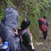 Unggahan ibu yang membawa anak usia enam bulan naik gunung itu sudah ditonton lebih dari 2,3 juta Views. Video tersebut mendapatkan beragam komentar dari warganet, yang isinya sebagian mengkritik sang ibu, sebagian salut dengannya. Foto: Dok. TikTok @niavennya.