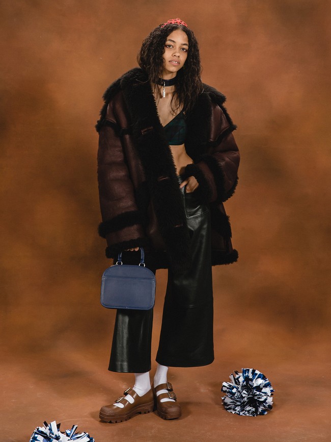 Inilah koleksi Coach musim dingin 2022. Desainer Stuart Vevers menghadirkan koleksi yang mencoba beresonansi dengan audiens lebih muda namun tetap memiliki konsep orisinil milik Coach. Foto: Dok. Coach.