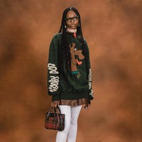 Inilah koleksi Coach musim dingin 2022. Desainer Stuart Vevers menghadirkan koleksi yang mencoba beresonansi dengan audiens lebih muda namun tetap memiliki konsep orisinil milik Coach. Foto: Dok. Coach.