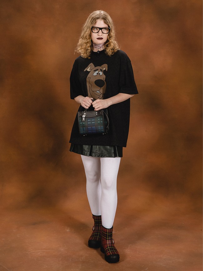 Inilah koleksi Coach musim dingin 2022. Desainer Stuart Vevers menghadirkan koleksi yang mencoba beresonansi dengan audiens lebih muda namun tetap memiliki konsep orisinil milik Coach. Foto: Dok. Coach.