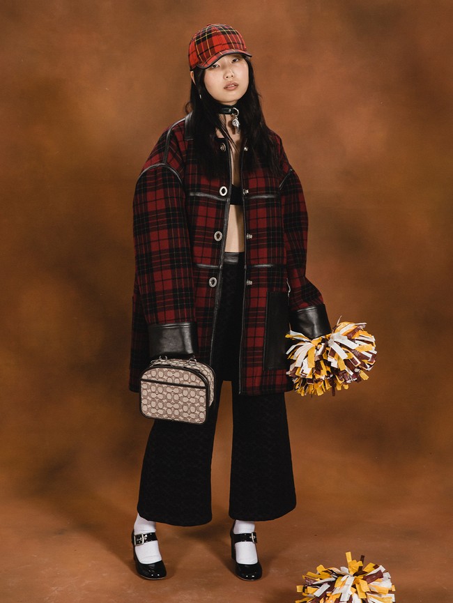 Inilah koleksi Coach musim dingin 2022. Desainer Stuart Vevers menghadirkan koleksi yang mencoba beresonansi dengan audiens lebih muda namun tetap memiliki konsep orisinil milik Coach. Foto: Dok. Coach.