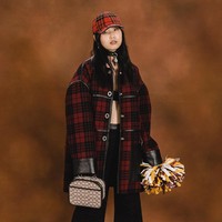 Inilah koleksi Coach musim dingin 2022. Desainer Stuart Vevers menghadirkan koleksi yang mencoba beresonansi dengan audiens lebih muda namun tetap memiliki konsep orisinil milik Coach. Foto: Dok. Coach.