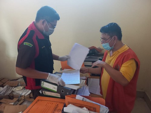 Tersangka Nyoman Arta Wirawan menunjukan beberapa dokumen saat penggeladahan di Kantor LPD Adat Anturan oleh Penyidik Kejari Buleleng, Kamis (4/8/2022).