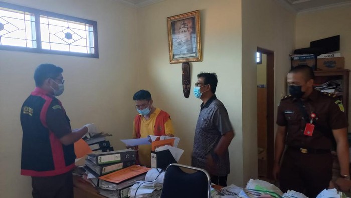 Tim penyidik dari Pidsus Kejari Buleleng saat melakukan penggeledahan di kantor LPD Anturan