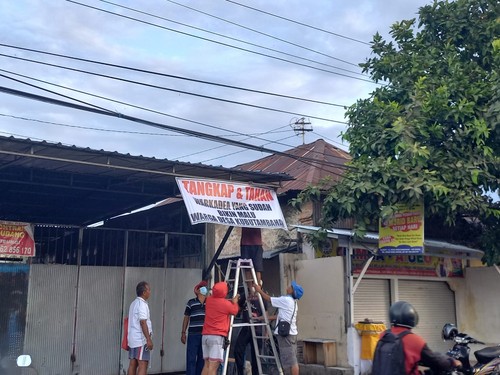 Krama Desa Adat Kubutambahan saat memasang Spanduk tuntutan agar kelian desa adat lengser dari jabatannya, Selasa (2/8/2022).