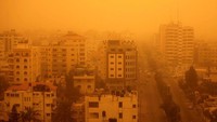 Terjangan badai pasir juga membuat suasana kota menjadi warna keemasan. Dalam foto terlihat badai pasir menyelimuti kawasan Gaza, 8 September 2015.