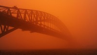 Terjangan badai pasir juga pernah terjadi di Sdyney, Australia, pada 2009 lalu. Jembatan Harbour seakan terputus ditelan pekatnya badai pasir.