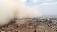 Di Zhangye, China, badai pasir bersiap menyelimuti kota, 25 April 2021.